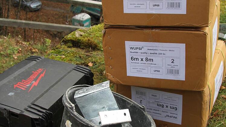 Die eigentliche Schutzplane ist noch verpackt.