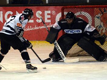 Alligators-Stürmer Stephan Hiendlmeyer ließ dem Haßfurter Goalie Martin Hildebrand beim Treffer zum 1:0 keine Abwehrchance. Fotos: herzopress