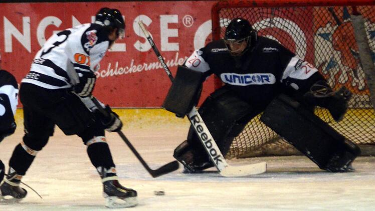 Alligators-Stürmer Stephan Hiendlmeyer ließ dem Haßfurter Goalie Martin Hildebrand beim Treffer zum 1:0 keine Abwehrchance. Fotos: herzopress