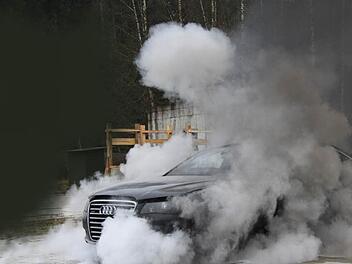 Das Löschmittel taucht das gepanzerte Fahrzeug in eine Pulverwolke. Die Flammen ersticken sekundenschnell.