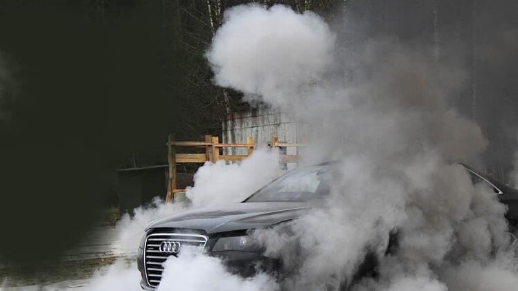Das Löschmittel taucht das gepanzerte Fahrzeug in eine Pulverwolke. Die Flammen ersticken sekundenschnell.