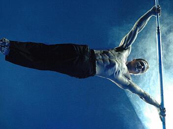Beeindruckende Kraftakrobatik zeigt "Living-Flag" (lebende Flaggen) bei der Weihnachtsvarieté in der Babucke-Halle in Meeder. Foto: Veranstalter