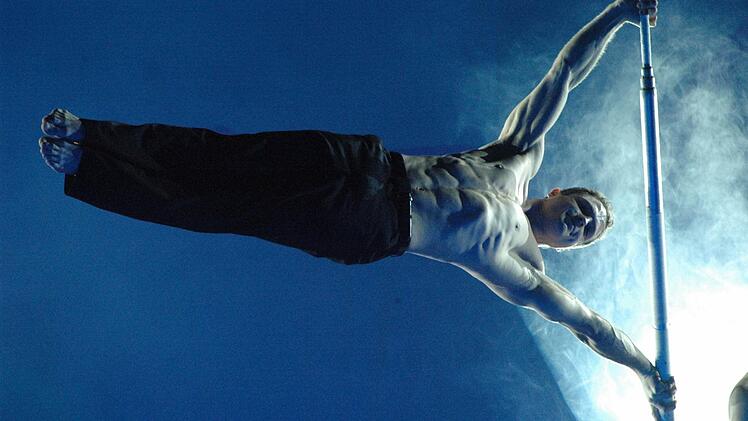 Beeindruckende Kraftakrobatik zeigt "Living-Flag" (lebende Flaggen) bei der Weihnachtsvarieté in der Babucke-Halle in Meeder. Foto: Veranstalter
