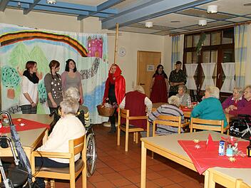 Damit Weihnachten nicht ausfallen muss, knackten Angie, Patrizia und Anna-Lena (von links) den Code und brachen auf ins Märchenland. Die St.-Bruno-Senioren verfolgten das Spiel gerne. Foto: Sabine Weinbeer