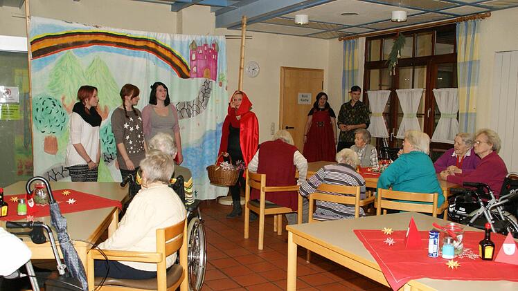 Damit Weihnachten nicht ausfallen muss, knackten Angie, Patrizia und Anna-Lena (von links) den Code und brachen auf ins Märchenland. Die St.-Bruno-Senioren verfolgten das Spiel gerne. Foto: Sabine Weinbeer
