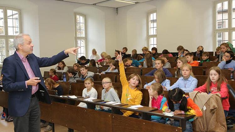 Jörg Wolstein hielt am Samstag an der Kinder-Uni Bamberg die Vorlesung "Bist du verrückt, oder was? Seelische Krankheiten verstehen". Foto: Barbara Herbst