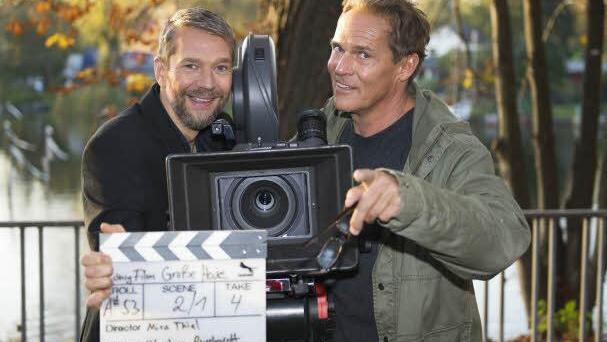 Gut zu Vögeln (Bundesstart: 14. Januar): Tillmann (Kai Wiesinger) und Lord Bradbory (Christian Tramitz) sind stolz auf ihr gemeines Filmprojekt. Foto: Constantinfilm