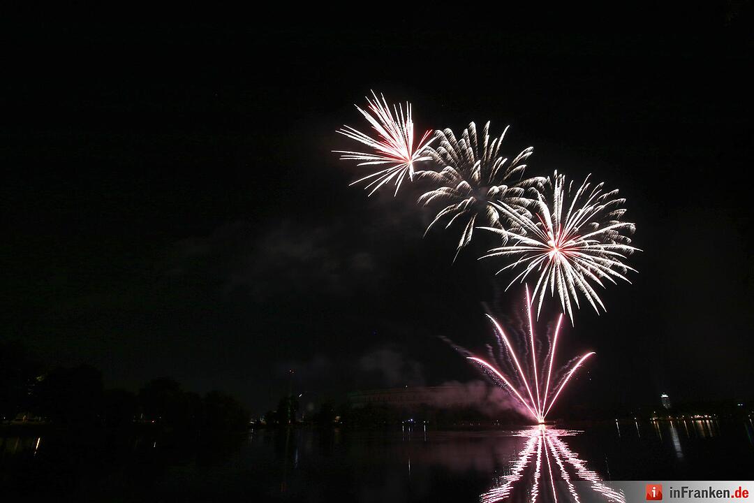 Abschlussfeuerwerk beim Nürnberger Volksfest