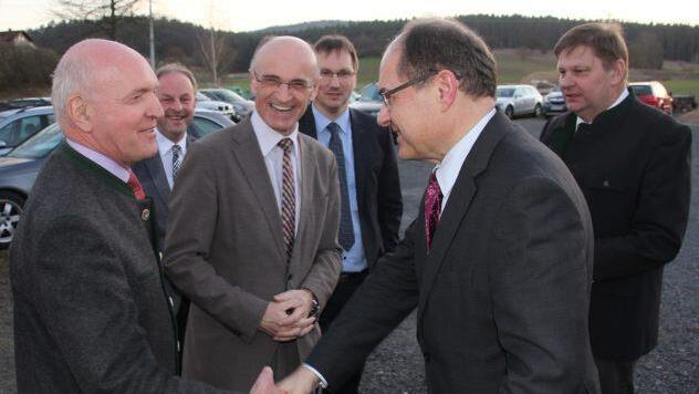 Minister Christian Schmidt (2. von rechts) wird begrüßt.