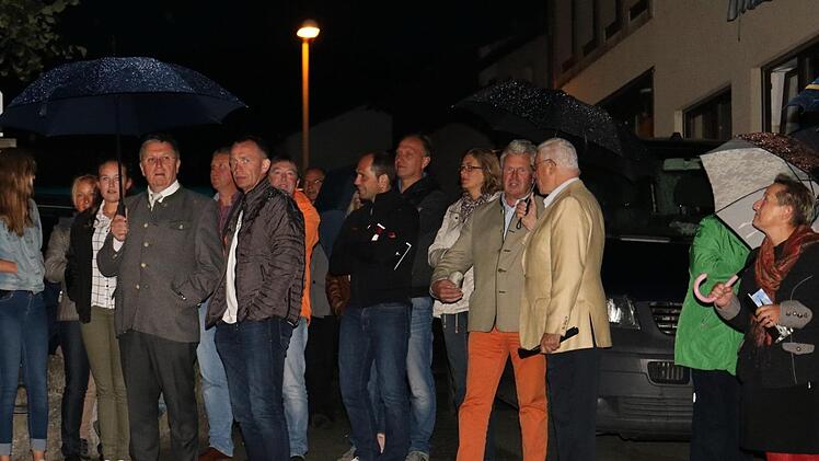 Trotz einsetzenden Regens fand sich das Publikum nach dem Konzert noch auf dem Vorplatz ein, um die Illumination der Kirche zu erleben. Foto: Klaus Klaschka