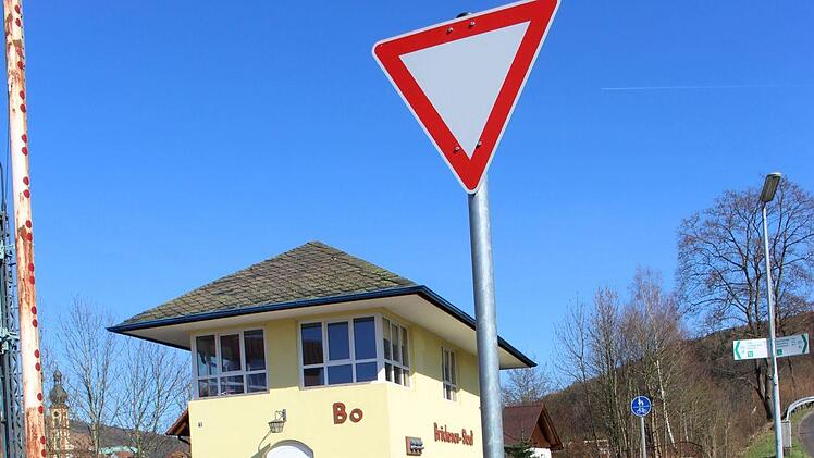 Der Radweg kreuzt die Buchwaldstraße. Aus vier Richtungen können Autos queren. Foto: Julia Raab