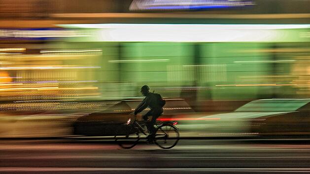 Licht am Fahrrad bringt Sie sicher durch die dunkle Jahreszeit. Symbolfoto: Luca Campioni/unsplash.com
