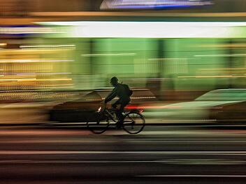 Licht am Fahrrad bringt Sie sicher durch die dunkle Jahreszeit. Symbolfoto: Luca Campioni/unsplash.com