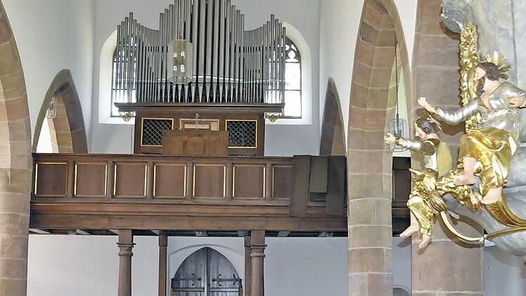 Die Innen-Sanierung der Pfarrkirche Sankt Kilian in Pfarrweisach ist abgeschlossen. Morgen, Sonntag, wird um 10.30 Uhr der erste Gottesdienst gefeiert. Nach 50 Jahren hat die Kirche wieder einen Mittelgang.  Foto: alc
