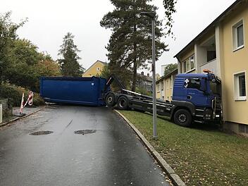 Laster rollt in Mehrfamilienhaus in Coburg.
