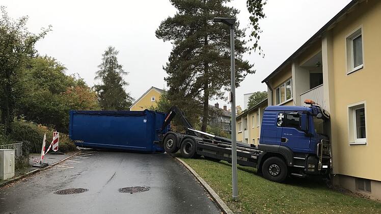 Laster rollt in Mehrfamilienhaus in Coburg.
