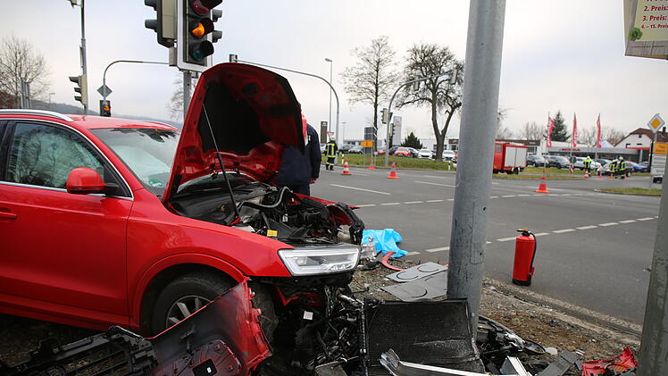 Auf der B303 im Landkreis Kulmbach kam es am Samstagnachmittag zu einem schweren Unfall.