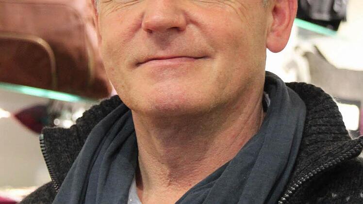 Andi Schulze, Geschäftsmann:  "In Großstädten mag  ein späterer Ladenschluss funktionieren, aber hier braucht es keiner. Es ist Fiktion. Für inhabergeführte Läden  ist es personaltechnisch nicht möglich.   Dennoch bin ich dafür, dass Kernöffnungszeiten eingehalten werden. Das bedeutet unter der Woche bis 19 Uhr, samstags bis 18 Uhr.  Doch in Kulmbach ist die Fußgängerzone samstags um 14 Uhr wie ausgestorben.  Jeder öffnet und schließt, wann es ihm passt. Es  sollte es  eine klare Regelung geb...