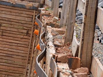 Selbst der Laie sieht, dass der Hang hinter der Baugrube des Hauses Waldenfels seit der Stabilisierung in Bewegung ist: Ein Indiz sind die abgebildeten Eisen am so genannten Berliner Verbau. Fotos: Ralf Ruppert