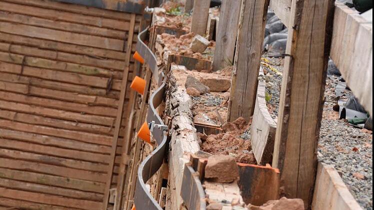 Selbst der Laie sieht, dass der Hang hinter der Baugrube des Hauses Waldenfels seit der Stabilisierung in Bewegung ist: Ein Indiz sind die abgebildeten Eisen am so genannten Berliner Verbau. Fotos: Ralf Ruppert