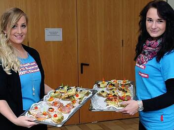So sieht schmackhaftes Essen aus der Region aus: Lara Körber (rechts) und Stefanie Batz von der Handwerkskammer für Oberfranken präsentierten zum Auftakt des Pilotprojekts Leckereien der Genussregion. Foto: Stephan Herbert Fuchs