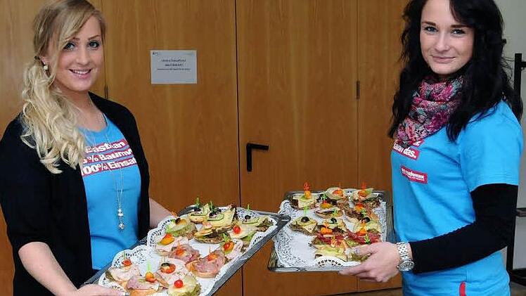 So sieht schmackhaftes Essen aus der Region aus: Lara Körber (rechts) und Stefanie Batz von der Handwerkskammer für Oberfranken präsentierten zum Auftakt des Pilotprojekts Leckereien der Genussregion. Foto: Stephan Herbert Fuchs