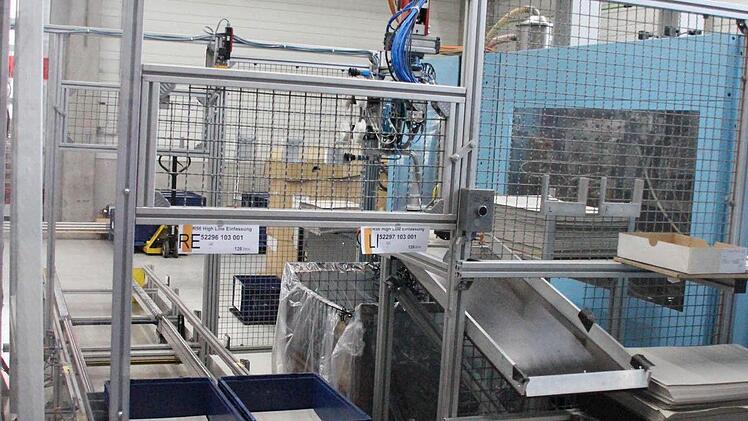 Der Roboter legt das gespritzte Kunststoffteil punktgenau ab und sortiert auch noch nach Werkstück rechts und links.  Foto: Friedwald Schedel