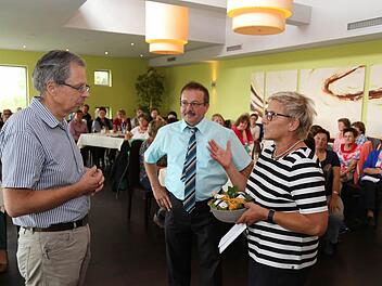 Rosi Kraus und Werner Nützel bedanken sich bei Rudolf Koob mit lokalen Produkten. Foto: Franz Galster