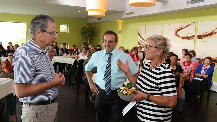 Rosi Kraus und Werner Nützel bedanken sich bei Rudolf Koob mit lokalen Produkten. Foto: Franz Galster