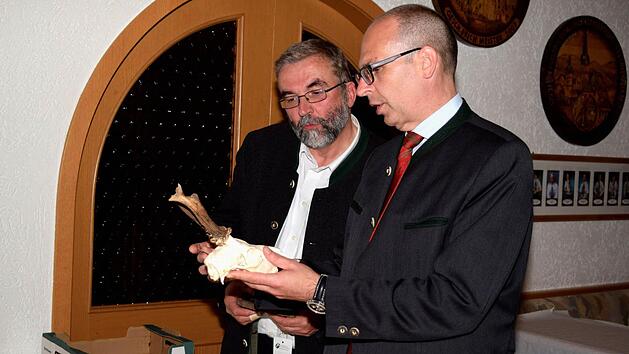 Peter Hagemann erl&auml;utert Landrat Christian Mei&szlig;ner das Geh&ouml;r eines Rehbocks. Foto: Dieter Radziej