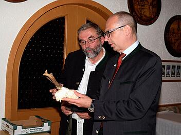 Peter Hagemann erläutert Landrat Christian Meißner das Gehör eines Rehbocks. Foto: Dieter Radziej