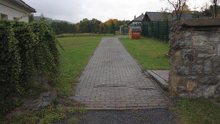 Dieser Zuweg zum Friedhof ist nur für Firmen gedacht, die Gräber ausheben oder Grabsteine setzen.  Foto: Friedwald Schedel