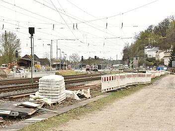 Hier, zwischen Gleisen und der Adamistraße, soll der Parkplatz entstehen. Anders als ursprünglich geplant wird die Fläche asphaltiert. Foto: David Schmitt
