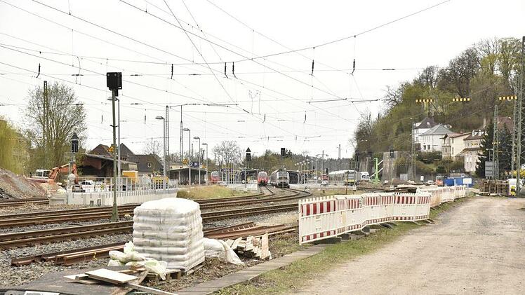 Hier, zwischen Gleisen und der Adamistraße, soll der Parkplatz entstehen. Anders als ursprünglich geplant wird die Fläche asphaltiert. Foto: David Schmitt