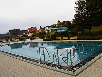 Aschenbecher  und  Sonnenschirmst&auml;nder im Becken, Zaun besch&auml;digt - im Schwimmbad Kunomare in Burgkunstadt wurde am Samstag Chaos angerichtet. Symbolbild, Foto: Gerda V&ouml;lk