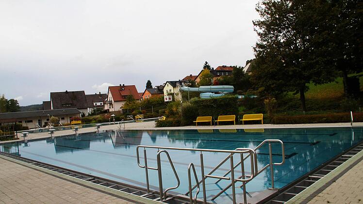 Aschenbecher  und  Sonnenschirmständer im Becken, Zaun beschädigt - im Schwimmbad Kunomare in Burgkunstadt wurde am Samstag Chaos angerichtet. Symbolbild, Foto: Gerda Völk