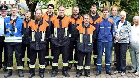 Die Aktiven der Wehr nach der Ablegung des Feuerwehrleistungsabzeichens mit Gemeindevertretern, Vorstandsmitgliedern, F&uuml;hrungskr&auml;ften und Mitgliedern der Pr&uuml;fungsabnahme  Foto: Dieter Radziej