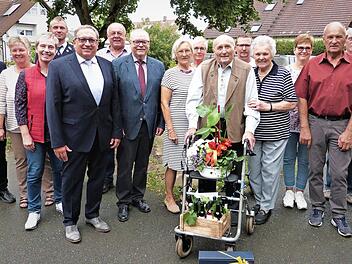 Jubilar Oskar Eichner (mit Rollator) mit seiner Ehefrau Betty (rechts daneben), seinen Kindern Gerda, Hermann und Heidrun sowie weiteren Geburtstagsgästen Foto: Werner Reißaus