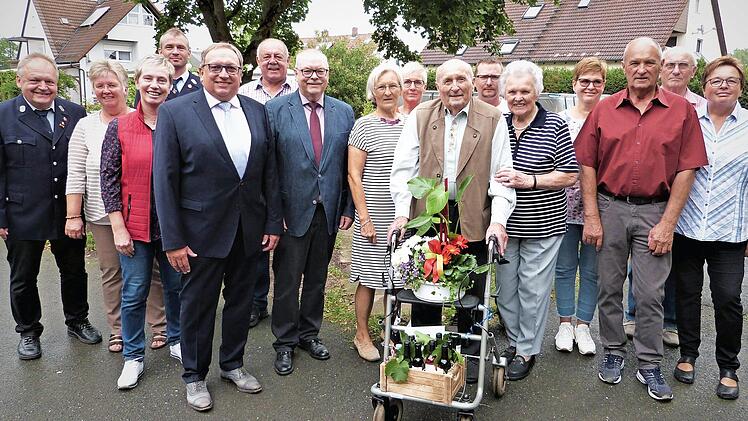 Jubilar Oskar Eichner (mit Rollator) mit seiner Ehefrau Betty (rechts daneben), seinen Kindern Gerda, Hermann und Heidrun sowie weiteren Geburtstagsgästen Foto: Werner Reißaus