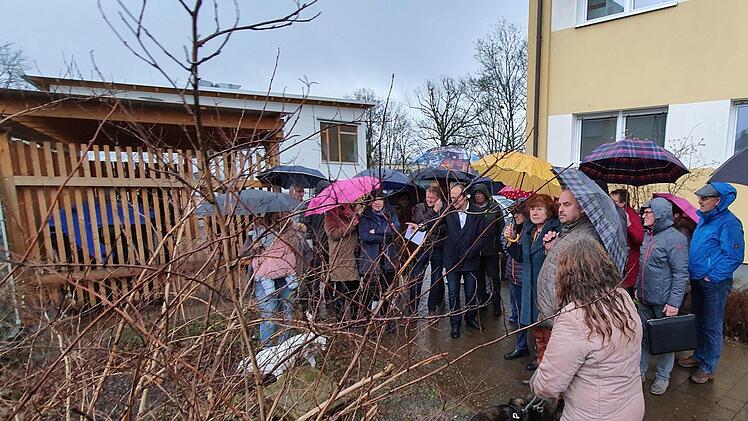 Ein Dutzend Anwohner machte bei einem Vor-Ort-Termin des Bauausschusses ihrem Ärger Luft. Foto: Ronald Heck