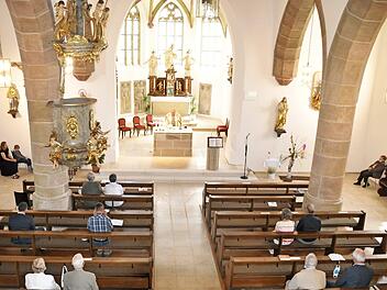 Dominant nach der Sanierung: der neue Mittelgang. Wegen der Pandemie gab es nur wenige Plätze im Inneren der sanierten Kirche.  Fotos: alc