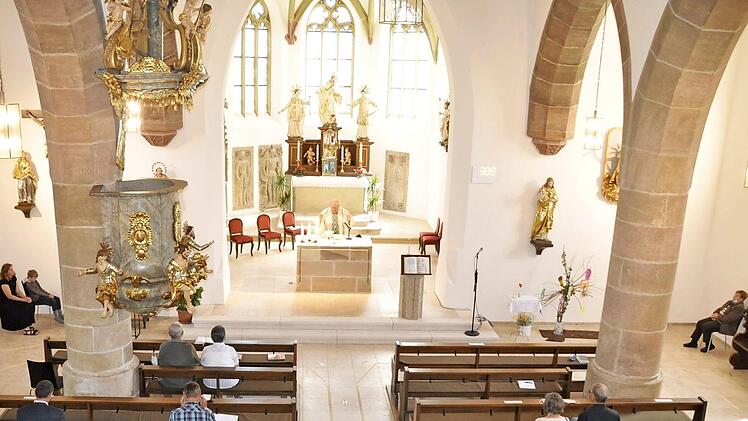 Dominant nach der Sanierung: der neue Mittelgang. Wegen der Pandemie gab es nur wenige Plätze im Inneren der sanierten Kirche.  Fotos: alc
