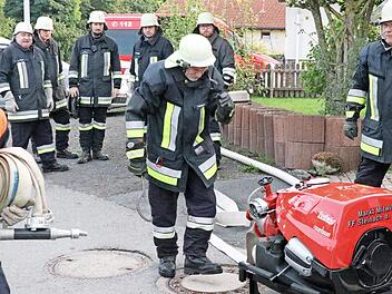 Die acht Feuerwehren der Verwaltungsgemeinschaft Mitwitz sowie das BRK Mitwitz und Schneckenlohe absolvierten eine anspruchsvolle L&ouml;sch&uuml;bung mit der Rettung von eingeschlossenen Kindern.