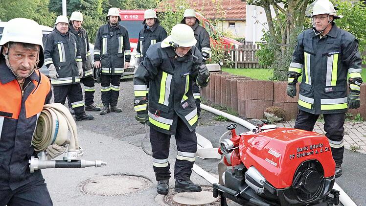 Die acht Feuerwehren der Verwaltungsgemeinschaft Mitwitz sowie das BRK Mitwitz und Schneckenlohe absolvierten eine anspruchsvolle L&ouml;sch&uuml;bung mit der Rettung von eingeschlossenen Kindern.