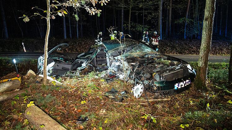 Oberhaid: 18-J&auml;hriger prallt mit Auto gegen Baum