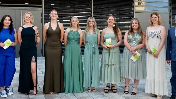 Die frischgebackenen Erzieherinnen und Erzieher werden in den Betreuungseinrichtungen dringend erwartet.