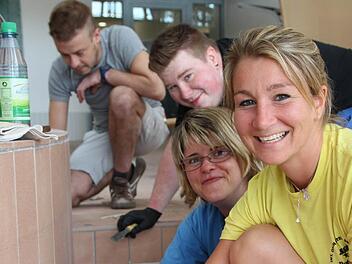 Normalerweise sind sie Saunameister, Koch, Servicekraft und Physiotherapeutin: Bernd Scherpf, Julian Stürmer, Yvonne Fischer und Anja Kirchner packen bei den Arbeiten in der Therme mit an. Bis das Bad am Samstag wieder öffnet, gibt es noch einiges zu tun. Fotos: Carmen Schmitt