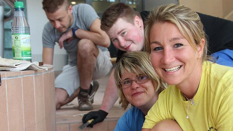Normalerweise sind sie Saunameister, Koch, Servicekraft und Physiotherapeutin: Bernd Scherpf, Julian Stürmer, Yvonne Fischer und Anja Kirchner packen bei den Arbeiten in der Therme mit an. Bis das Bad am Samstag wieder öffnet, gibt es noch einiges zu tun. Fotos: Carmen Schmitt