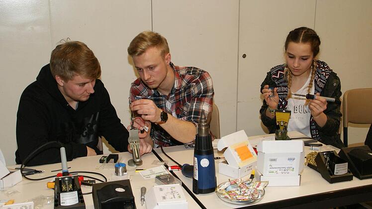 Azubi Tim Jakob gab am Stand von Weiss-Spindeltechnik den interessierten Besuchern, Einblicke in die Ausbildungsberufe seiner Firma. Luca und Leonie interessieren sich beide für eine Ausbildung in einem technischen Beruf.