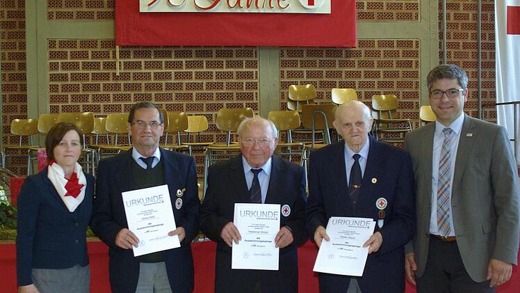 Den drei Wiederbegründern, Georg Stöth, Waldemar Mützel und Walter Bayer, die seit 60 Jahren Mitglied des BRK Fuchsstadt sind, dankten Bereitschaftsleiterin Sabina Jaborek-Hugo (links) und Kreisgeschäftsführer Thomas Stadler (rechts). Foto: Winfried Ehling